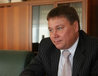 Жена осужденного самарского банкира не подпускает кредиторов к его имуществу