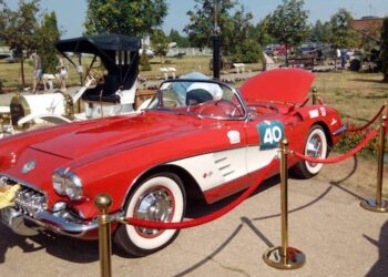 Впервые в Тольятти прошел фестиваль ретро автомобилей и ралли на классических авто 