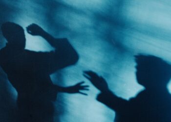 В Междуреченске произошла потасовка у магазина, с травмами госпитализированы двое подростков