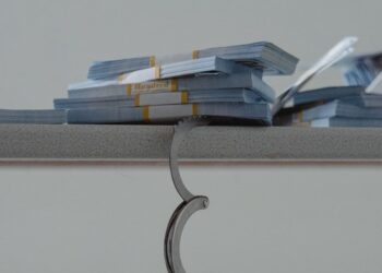 Бизнес-группу Сурковых заподозрили в «откатах» ради получения кредитов Банка ВТБ