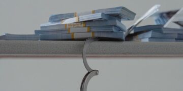 Бизнес-группу Сурковых заподозрили в «откатах» ради получения кредитов Банка ВТБ