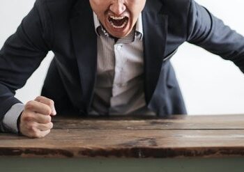 Уволенный хранитель музея истории КбшЖД борется за возвращение в строй