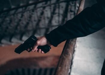 Начальник УМВД Тольятти поговорил с вооруженным преступником через дыру в двери