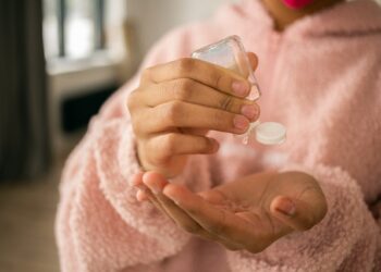 «Ведомости»: на фоне «омикрона» в РФ резко выросли продажи тестов, масок и санитайзеров