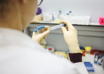 Работодателям предложили тестировать персонал на ковид дважды в неделю за свой счёт