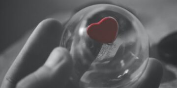 Человеку впервые пересадили сердце генно-модифицированной свиньи, и он жив