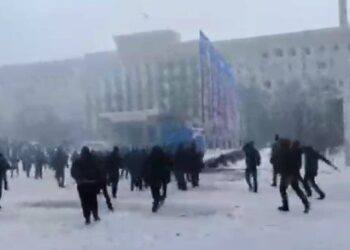 Авиакомпании отменяют рейсы в Казахстан из-за захвата аэропорта протестующими