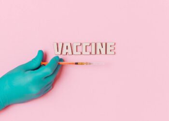 В РФ увеличилось количество предложений о фальшивых сертификатах, в том числе и детских