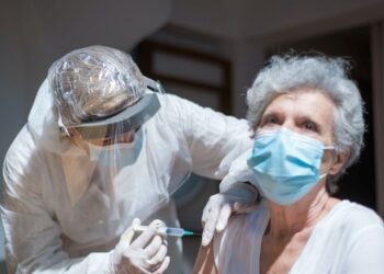 В Самарском регионе от COVID-19 не привито еще 210 тысяч пожилых людей