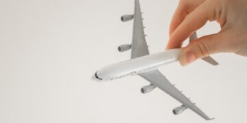 Самолеты российских авиакомпаний начали забирать из-за санкций