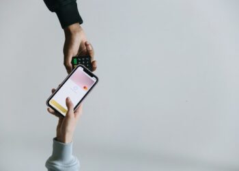 Самарцы больше не смогут оплачивать проезд в транспорте смартфоном или часами