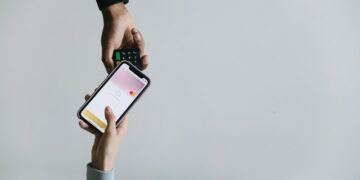 Самарцы больше не смогут оплачивать проезд в транспорте смартфоном или часами