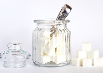 Торговые сети в десятки раз увеличили объемы фасовки сахара, дефицитом занялась Генпрокуратура