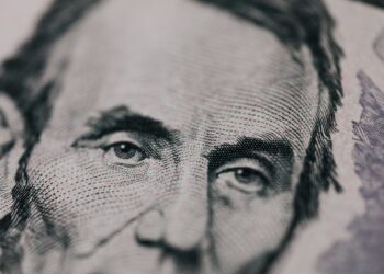 Наличную валюту в России снова можно покупать в банках: ЦБ снял свой запрет на операции