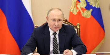 Президент Путин обязал рассчитываться в рублях с «недружественными» иностранцами