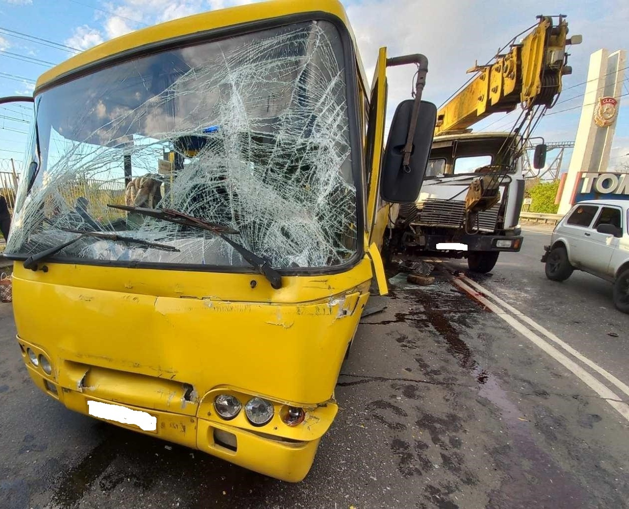 В столкновении рейсового автобуса и фуры на плотине ГЭС пострадали женщина  и подросток - oboz.info