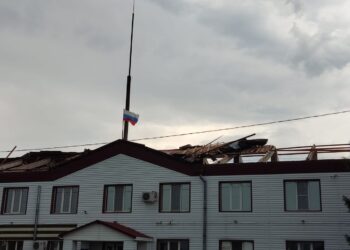 В Самарской области 20 июня бурей снесло крышу администрации Хворостянского района