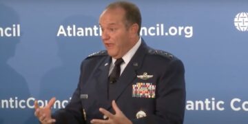 Экс-командующий НАТО призвал Украину уничтожить Крымский мост ракетами Harpoon