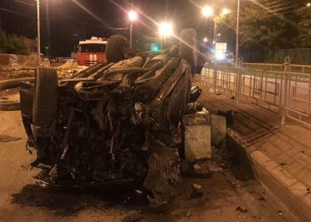 В Самаре «Nissan Pathfinder» въехал в бетонный блок и перевернулся на крышу