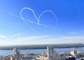 Группа высшего пилотажа «Русь» в небе над Самарой нарисовала сердце в День ВВС России