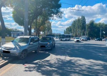 В Самаре иномарка врезалась в «Chevrolet Niva», отбросив ее на пешехода