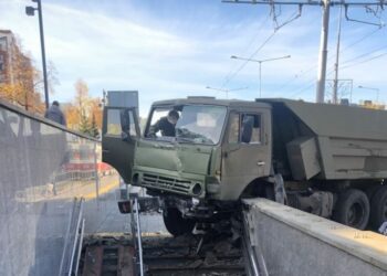 В Самаре КАМАЗ вылетел и врезался в подземный переход у КРЦ «Звезда»