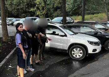 В Самаре сотрудников полиции чуть не задавили машиной