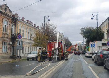 В Самаре на улице Куйбышева 45 загорелся двухэтажный дом