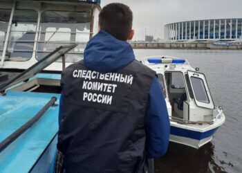 Пьяный капитан посадил на мель напротив набережной судно Промерный-11