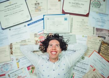 В Москве ищут мошенников, продавших 800 фиктивных справок об учебе в университете «Синергия» уклонистам от мобилизации