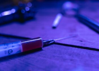 Житель Жигулевска пытался угнать машину, угрожая хозяйке шприцом с ВИЧ-инфекцией