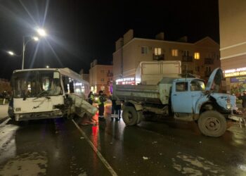 В Крутых Ключах столкнулись пассажирский автобус и 6 автомашин