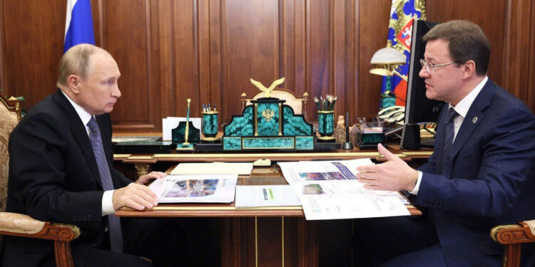 Владимир Путин (слева) и Дмитрий Азаров (справа). Фото: kremlin.ru
