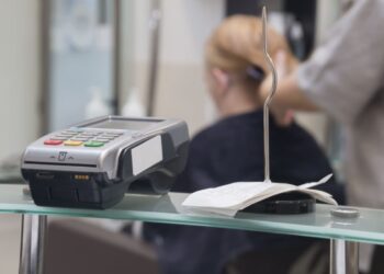 ВТБ: россияне оплачивают безналично 80% покупок