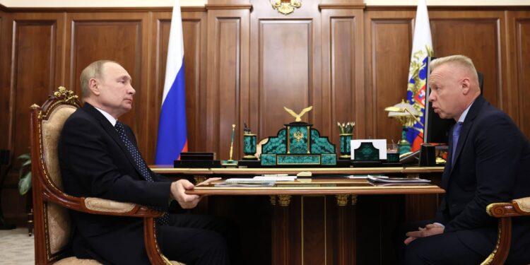 Владимир Путин (слева) и Дмитрий Мазепин (слева). Фото: kremlin.ru