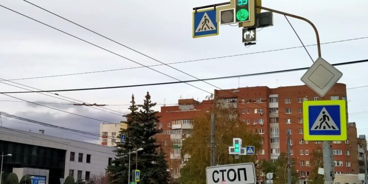 Так светофор на перекрестке улиц Луначарского и Мичурина в Самаре работал в октябре. Фото: Людмила Николаева