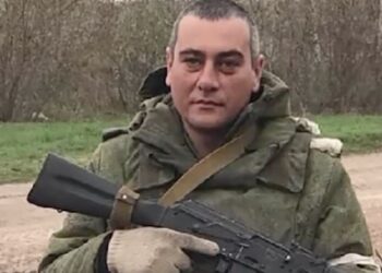 Ставший знаменитым российский солдат, откидывавший от себя падающие с дрона гранаты, рассказал, как спасся