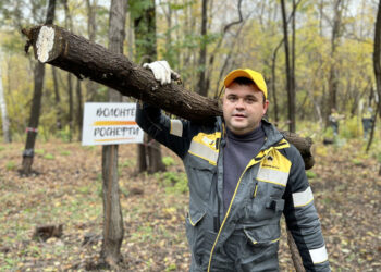 Представители «Роснефти» очистили территорию государственного памятника природы от сухостоя и высадили горные сосны