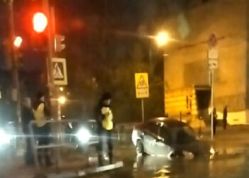 В Самаре легковой автомобиль утонул в глубокой луже 