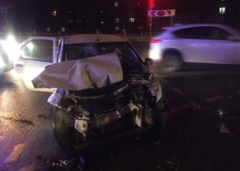 В Самаре ДТП с пострадавшими устроили 18-летний парень, летевший на красный, и водитель без прав