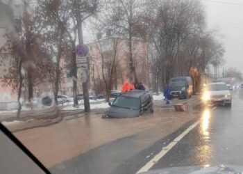 В Самаре на улице Мориса Тореза автомобиль «Нива» утонул в луже