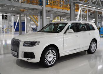 В России запустили серийное производство внедорожников Aurus Komendant