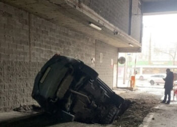 В Самаре 2 ноября 2022 года Mazda провалилась в большую яму, выезжая с парковки ТЦ 