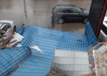 В Самаре ветром сорвало крышу с автосалона: повреждены автомобили