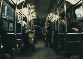 В Самаре из-за провалившегося асфальта изменили маршруты шести автобусов 