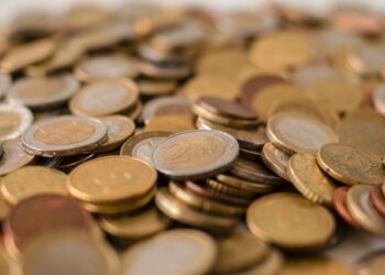 Зарплаты в строительной и логистической сферах в России растут быстрее всего