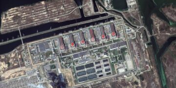 Европа напугана ядерной катастрофой: Макрон срочно позвонил Зеленскому после обстрелов АЭС