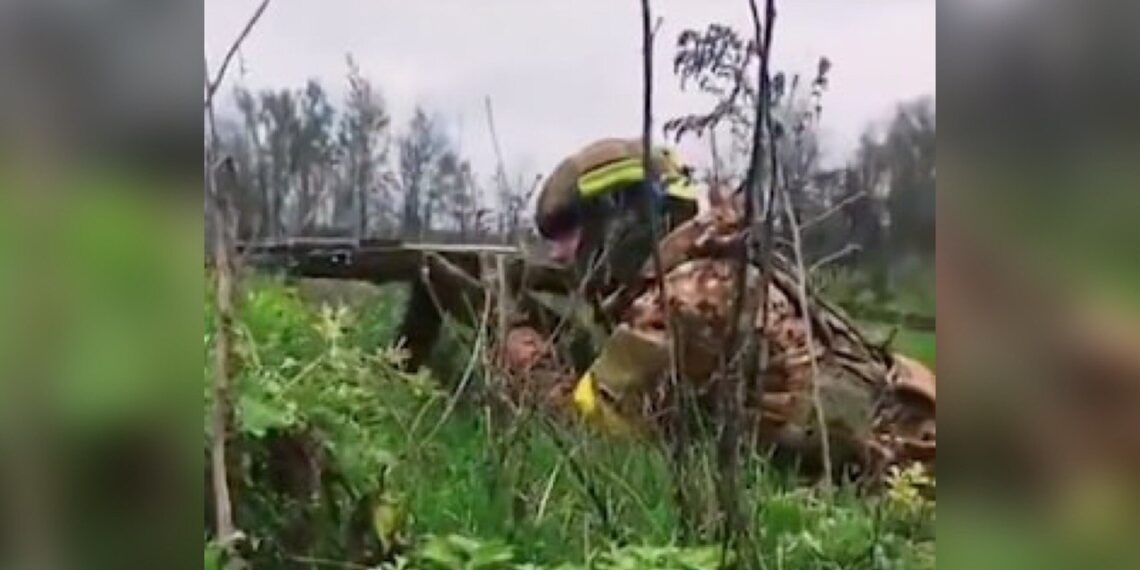 Военнослужащий ВСУ с записей предполагаемых участников расстрела российских военнопленных, фото: nytimes.com