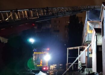 В Самарской области загорелся пристрой двухэтажного торгового центра