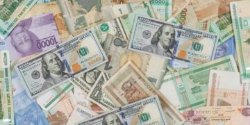 ВТБ: россияне втрое сократили интерес к обмену долларов и евро